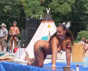 Huge Native Yankee Hunni Monroe gets nude on stage at