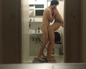 Kinky duo shower fucky-fucky popshot